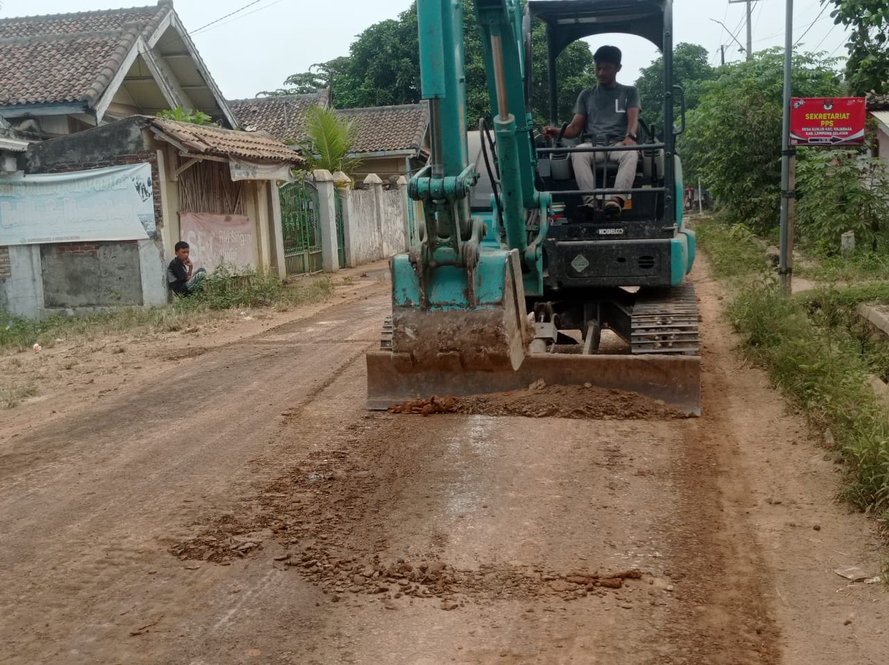 Terjunkan Excavator, SAC Bersihkan Jalan Dari Material Tanah Pembangunan Pengaman Pantai Kunjir