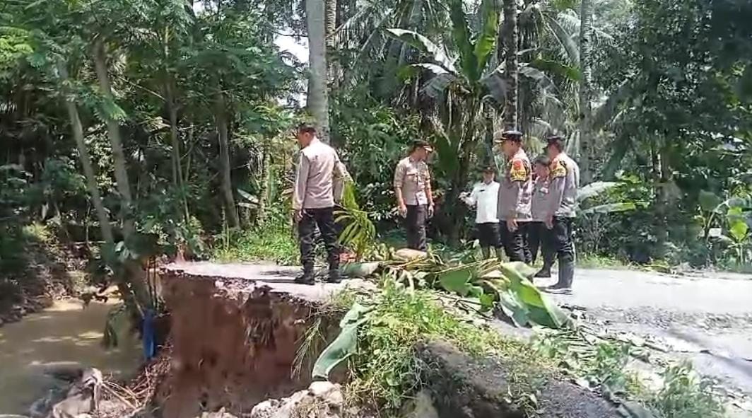 Kapolres Tanggamus Bersama Rombongan, Tinjau Wilayah Terdampak Banjir Bandang dan Longsor